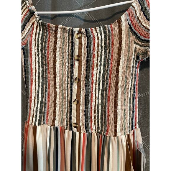 Short sleeve jumpsuit with front buttons & side pockets. L
(X4) - Picture 3 of 4